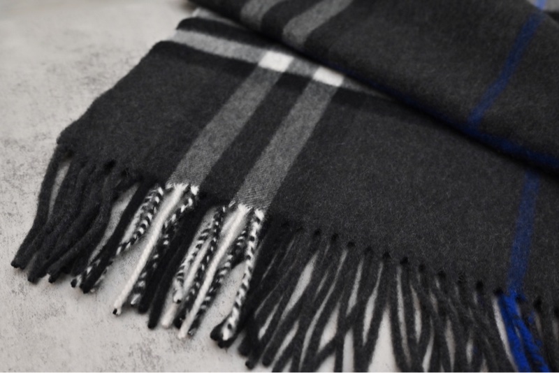Burberry 經典雙面黑色羊毛圍巾-1