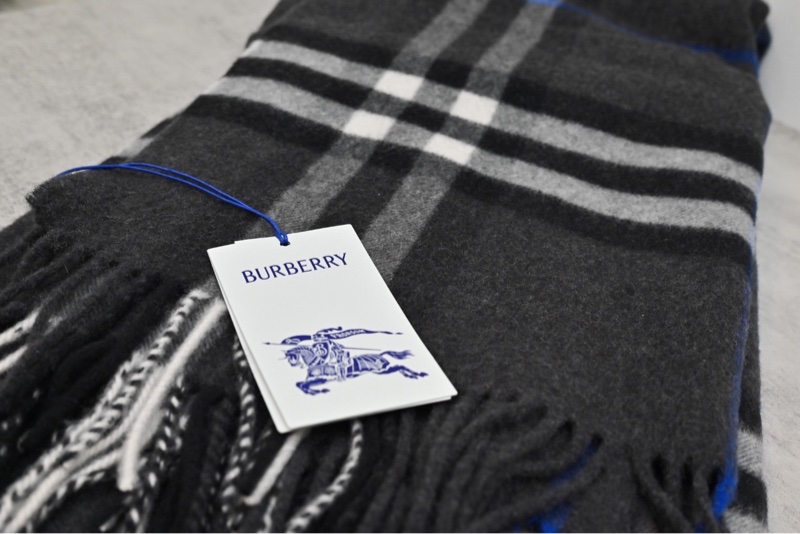Burberry 經典雙面黑色羊毛圍巾-2