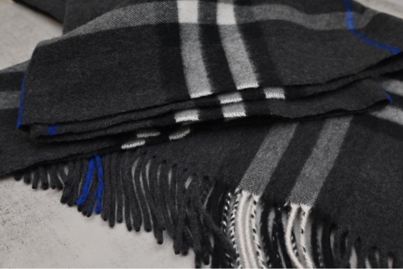 Burberry 經典雙面黑色羊毛圍巾-4