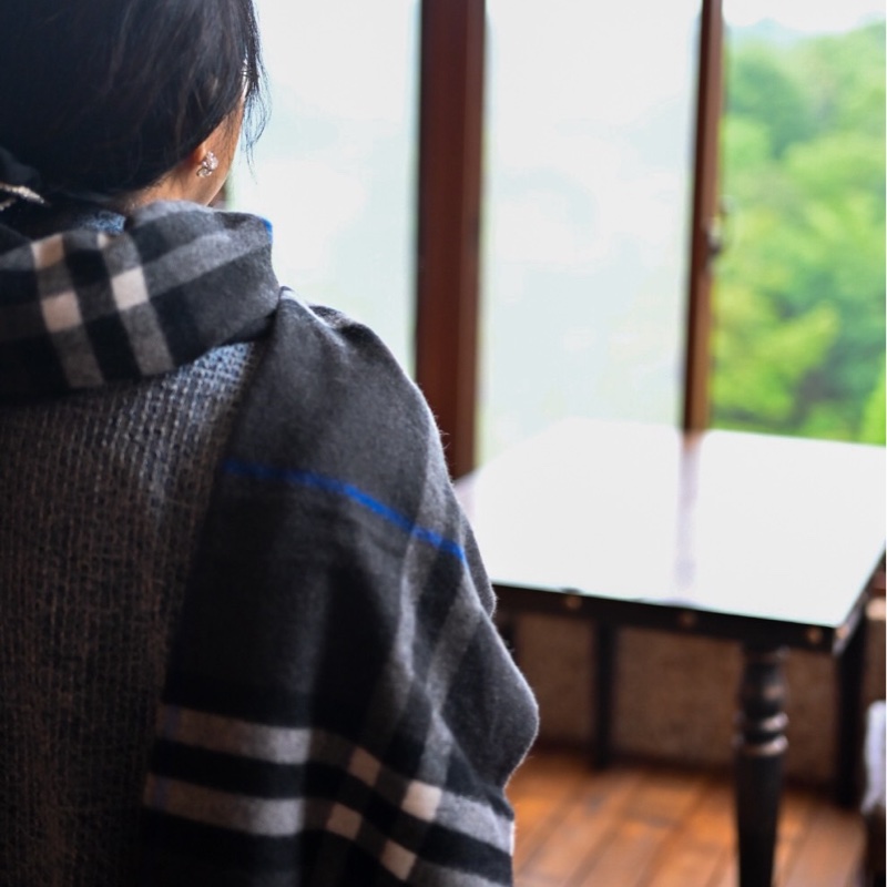 Burberry 經典雙面黑色羊毛圍巾-6