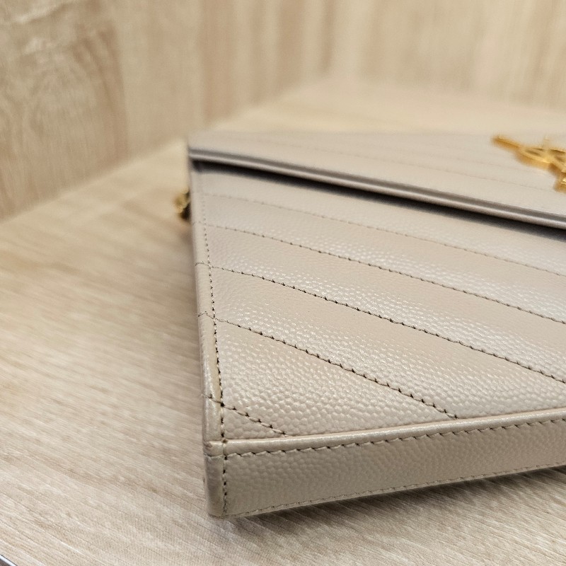 [好價甜出❣️]YSL奶茶色荔枝皮金釦信封WOC斜背鏈包-4