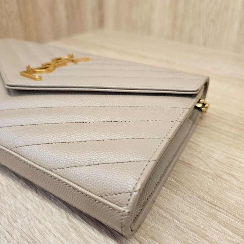 [好價甜出❣️]YSL奶茶色荔枝皮金釦信封WOC斜背鏈包-5