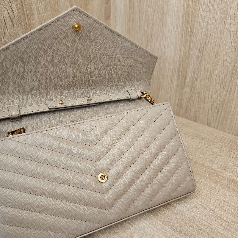 [好價甜出❣️]YSL奶茶色荔枝皮金釦信封WOC斜背鏈包-7