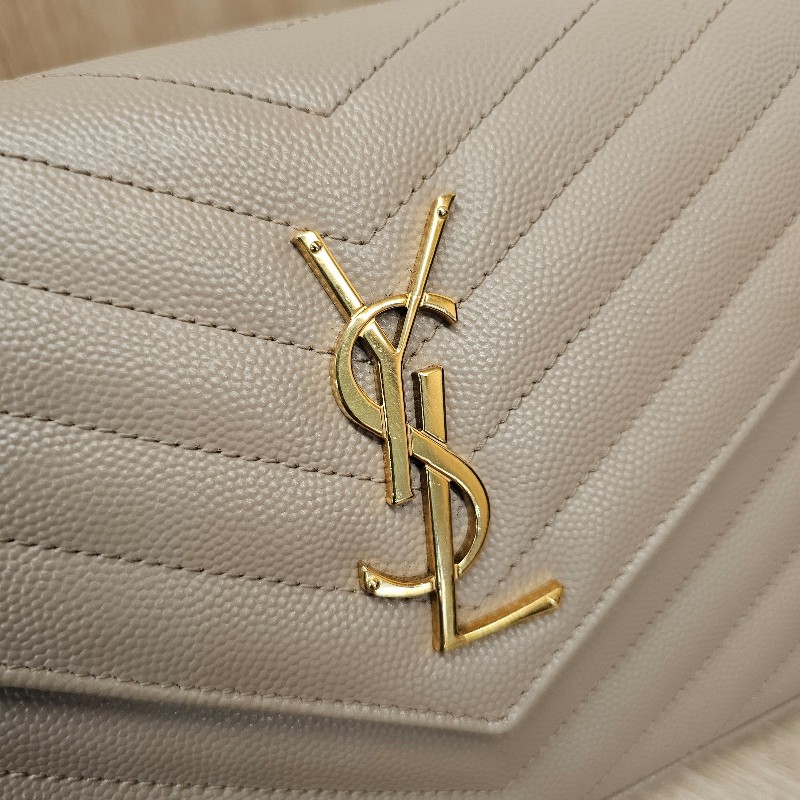 [好價甜出❣️]YSL奶茶色荔枝皮金釦信封WOC斜背鏈包-17