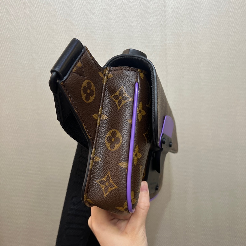 LV 原花黑牛皮紫塗層S Lock胸口腰包M46245-3