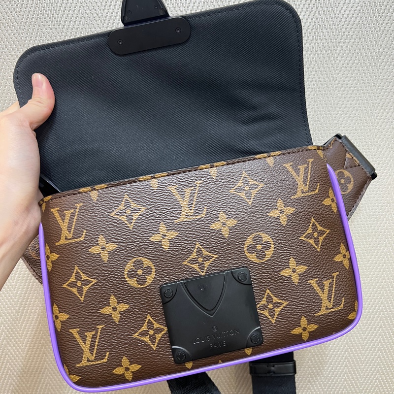 LV 原花黑牛皮紫塗層S Lock胸口腰包M46245-9