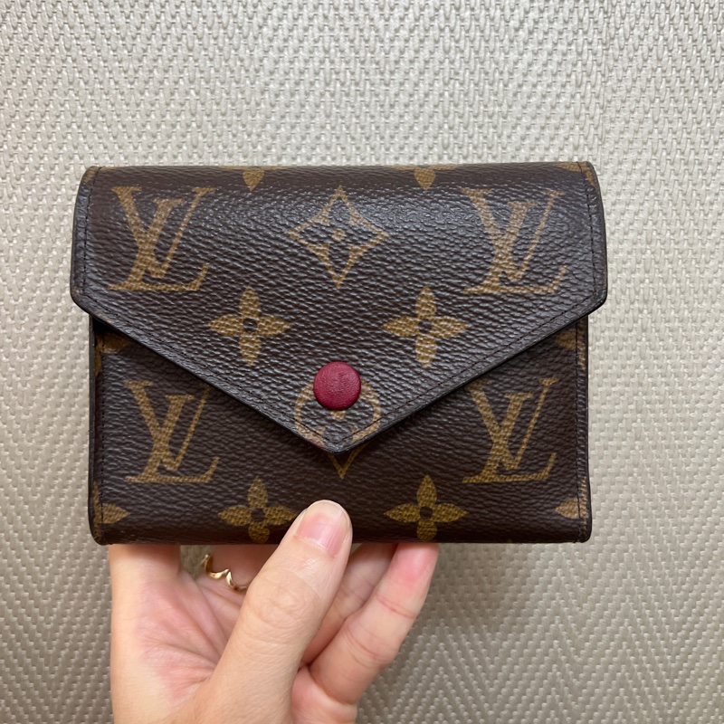 LV 原花紫紅皮釦Victorine 6卡三折短夾M41938-0