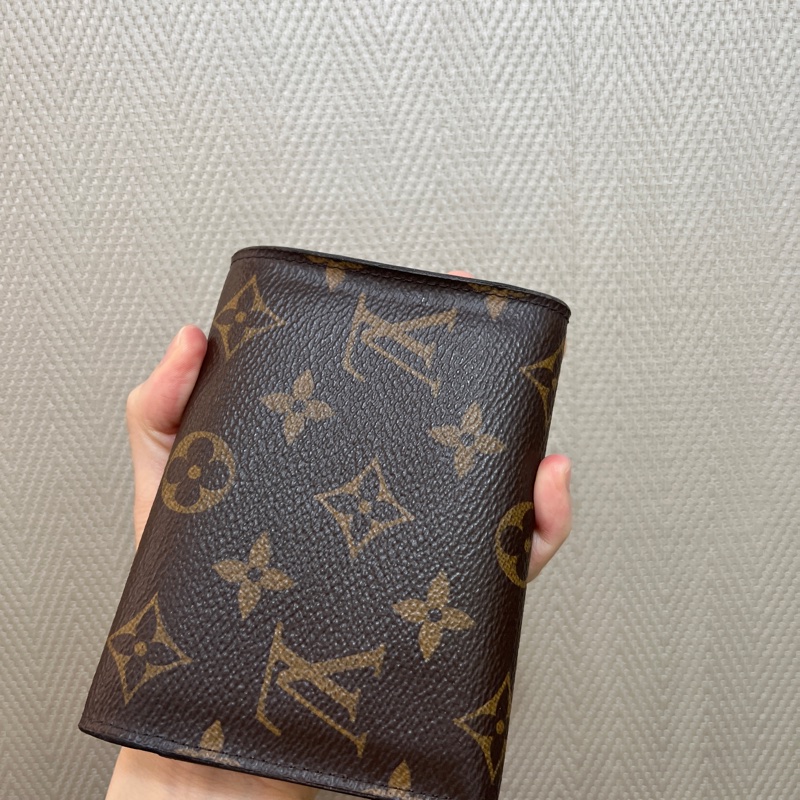 LV 原花紫紅皮釦Victorine 6卡三折短夾M41938-5