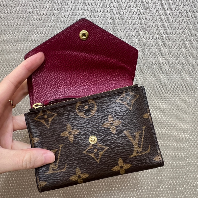 LV 原花紫紅皮釦Victorine 6卡三折短夾M41938-7