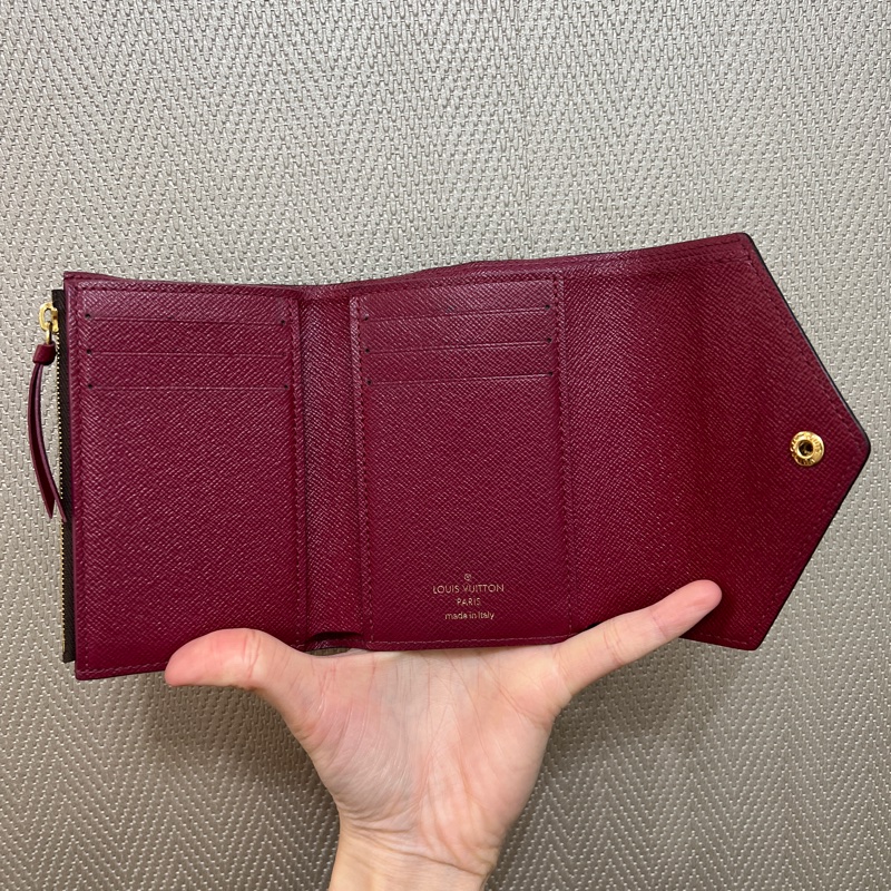 LV 原花紫紅皮釦Victorine 6卡三折短夾M41938-8