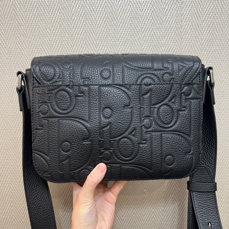Dior 黑牛皮壓紋Saddle黑插釦郵差斜背包-9