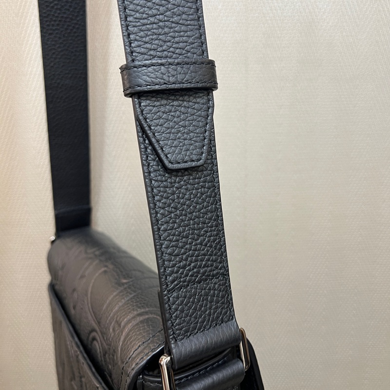 Dior 黑牛皮壓紋Saddle黑插釦郵差斜背包-14