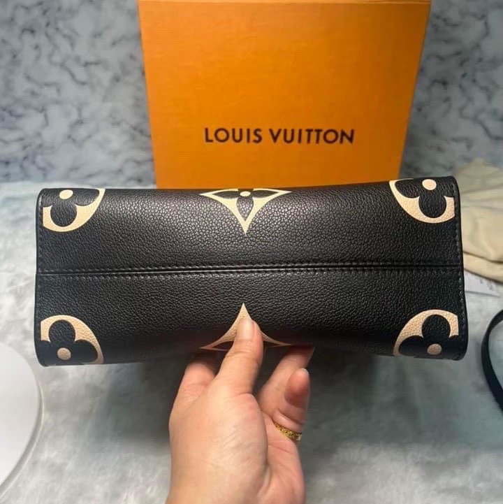 LOUIS VUITTON LV 黑 奶油雙色牛皮 字紋 ON THE GO 手提包 兩用包 小款-5