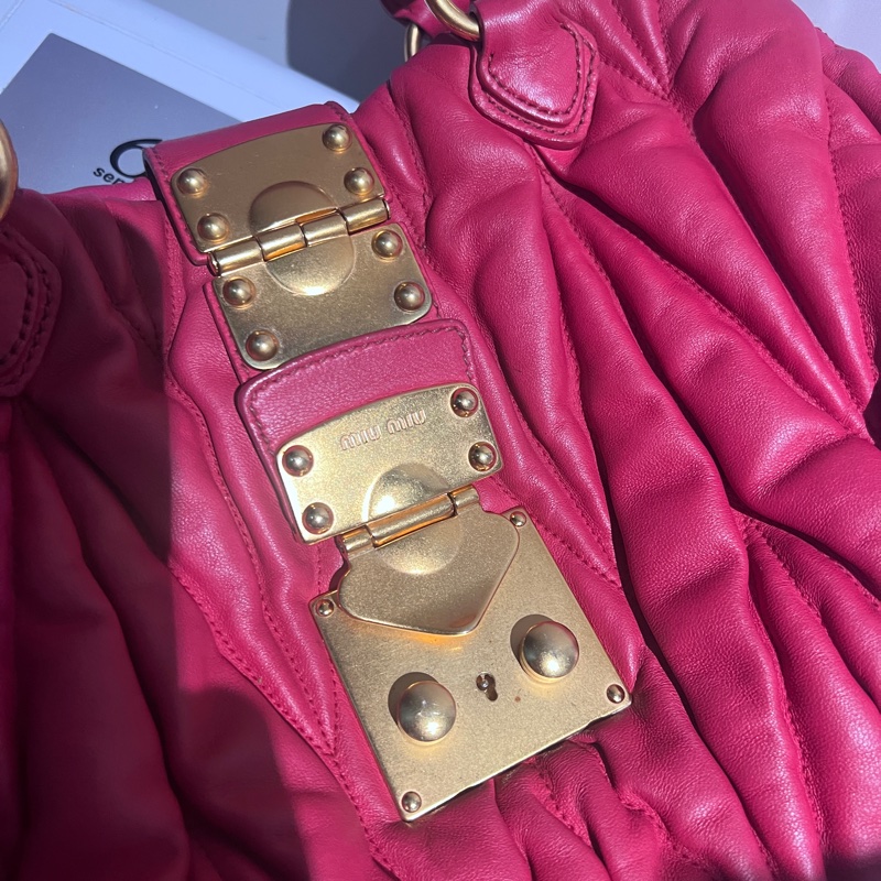 miumiu羊皮可芙包-9