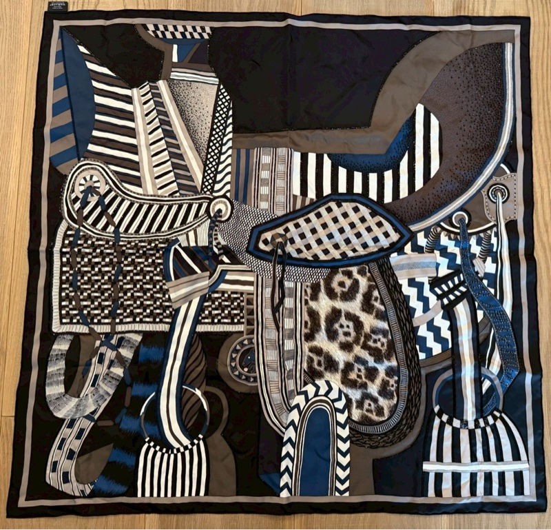 HERMES 夢幻中的馬鞍手工刺繡絲巾-1