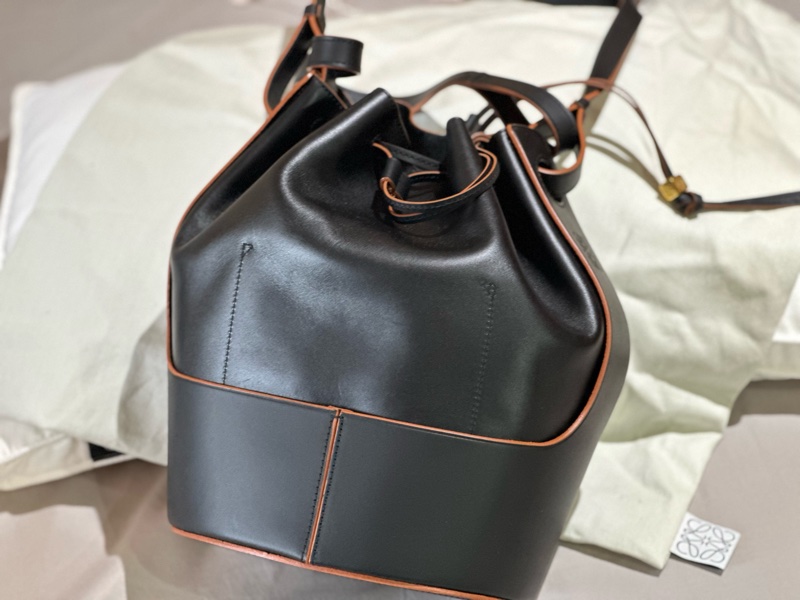 LOEWE BALLOON壓印LOGO小牛皮斜背抽繩束口水桶包(中號/黑)-0