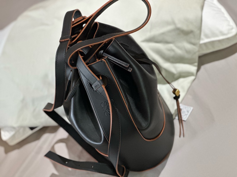 LOEWE BALLOON壓印LOGO小牛皮斜背抽繩束口水桶包(中號/黑)-2