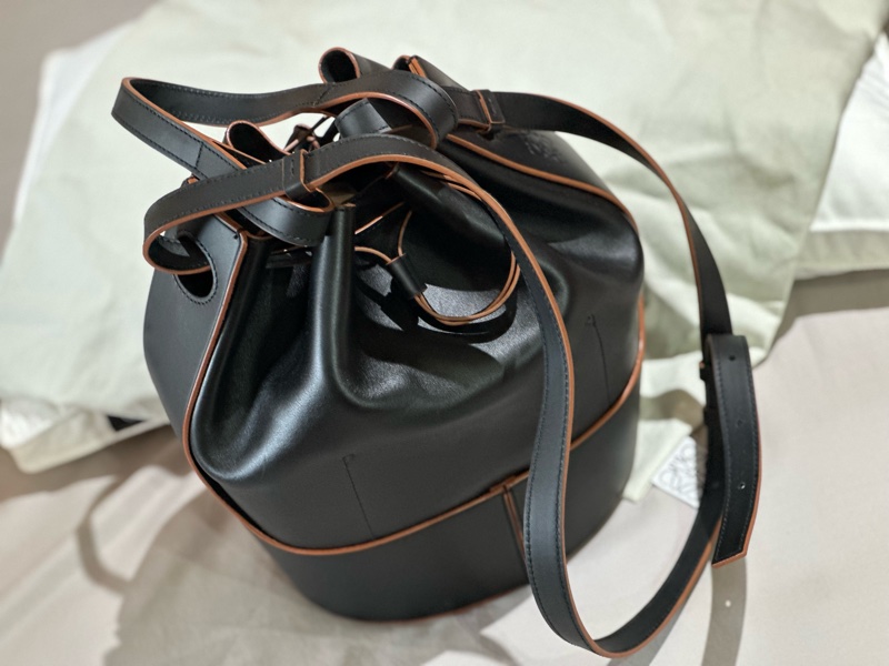 LOEWE BALLOON壓印LOGO小牛皮斜背抽繩束口水桶包(中號/黑)-3