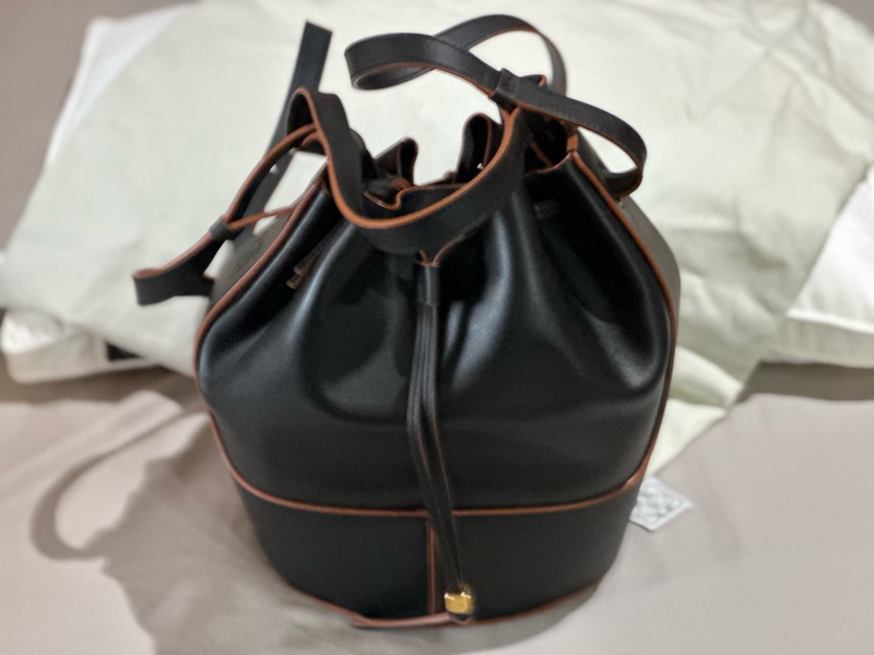 LOEWE BALLOON壓印LOGO小牛皮斜背抽繩束口水桶包(中號/黑)-4