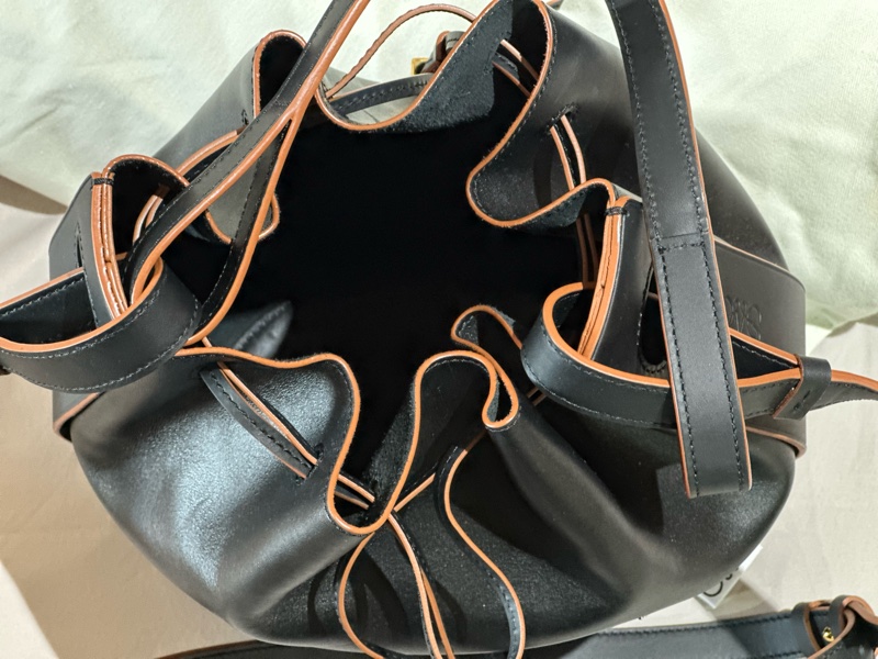 LOEWE BALLOON壓印LOGO小牛皮斜背抽繩束口水桶包(中號/黑)-6