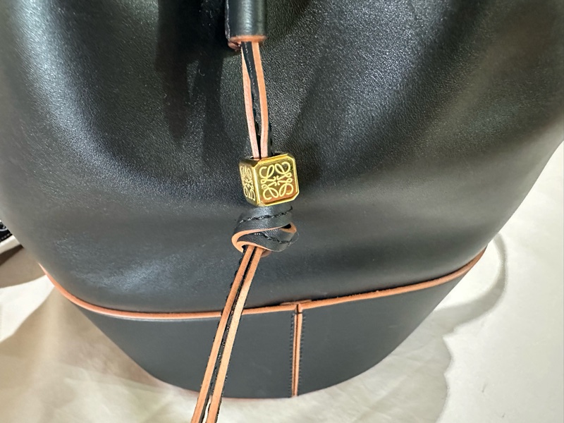 LOEWE BALLOON壓印LOGO小牛皮斜背抽繩束口水桶包(中號/黑)-7