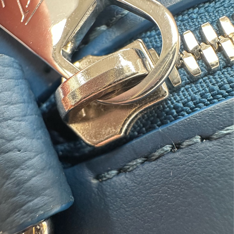 LV Fastline Aerogram 藍色真皮郵差包 晶片款 斜肩包-14