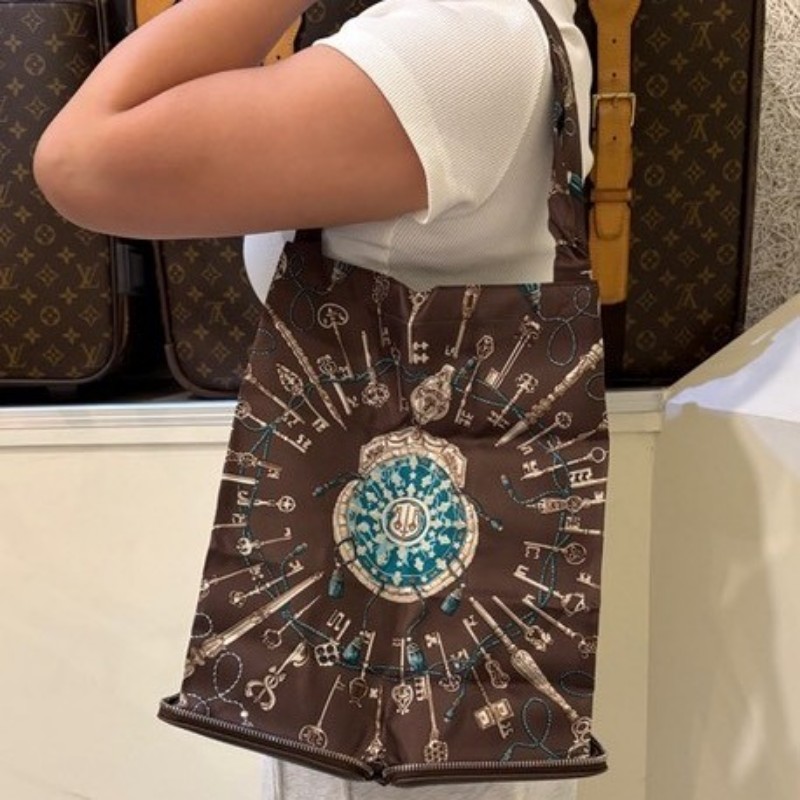 Hermes 咖皮底鑰匙絲巾圖購物包-2