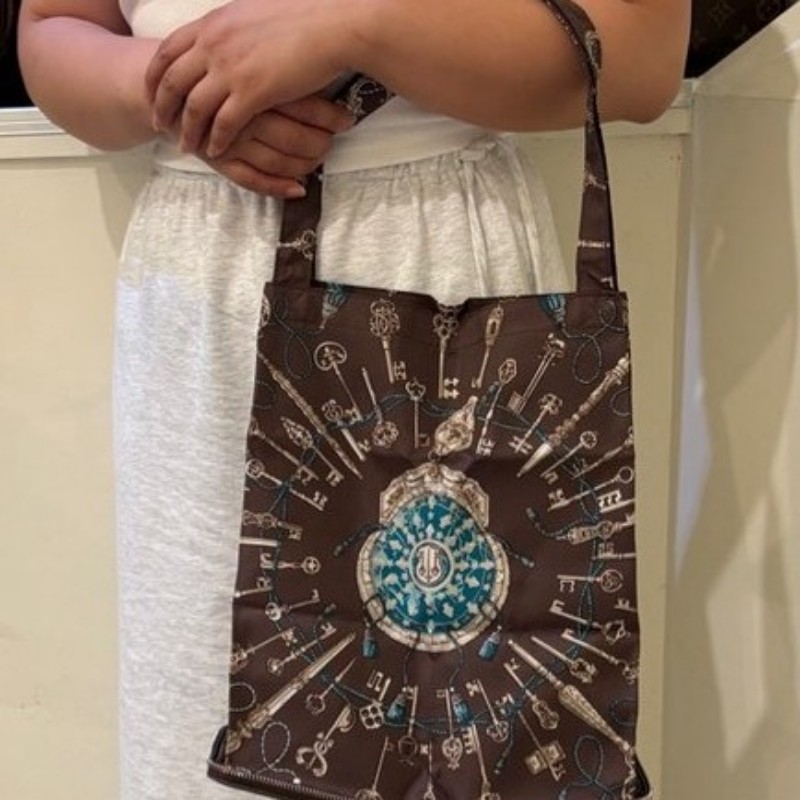 Hermes 咖皮底鑰匙絲巾圖購物包-3