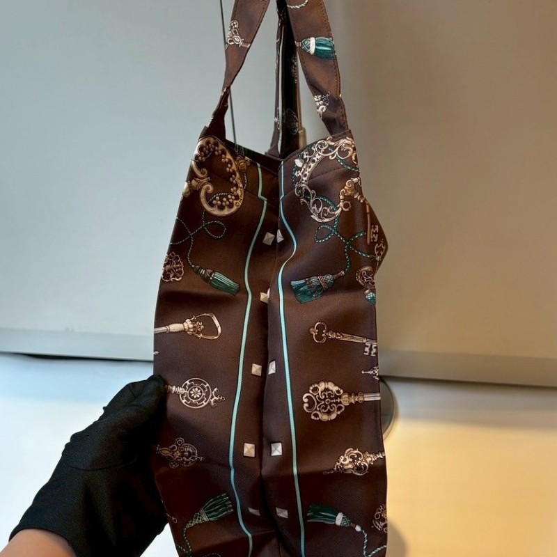 Hermes 咖皮底鑰匙絲巾圖購物包-8