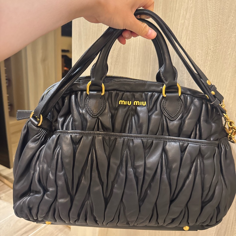 miumiu 皺摺 黑色手提包 托特包 附背帶-5