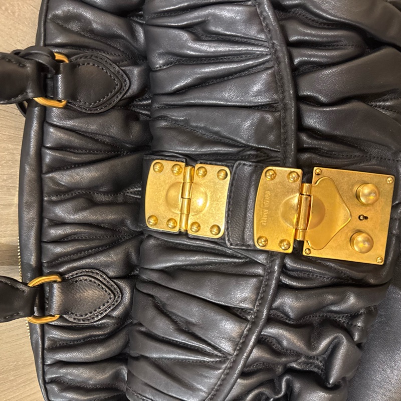 miumiu 皺摺 黑色手提包 托特包 附背帶-9