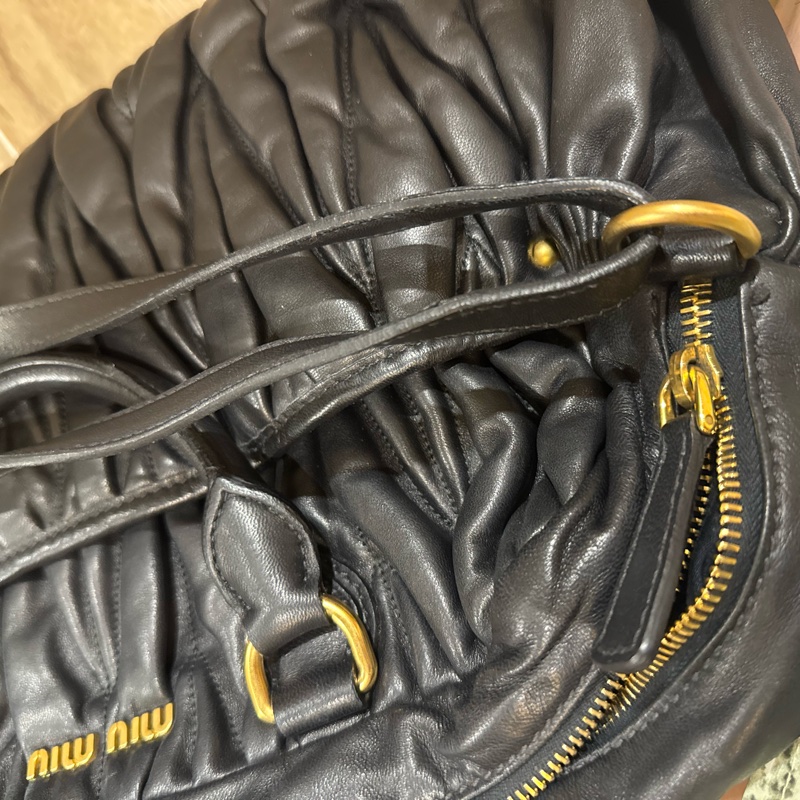 miumiu 皺摺 黑色手提包 托特包 附背帶-10