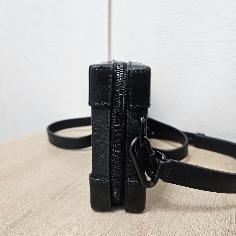 [甜價出❣️] LV黑壓紋SoftTrunk黑釦斜背包-2