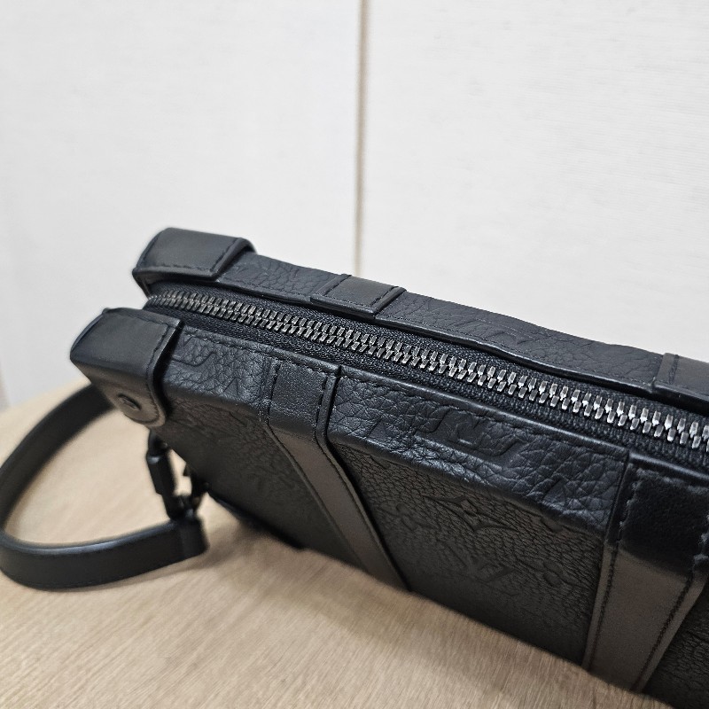 [甜價出❣️] LV黑壓紋SoftTrunk黑釦斜背包-3