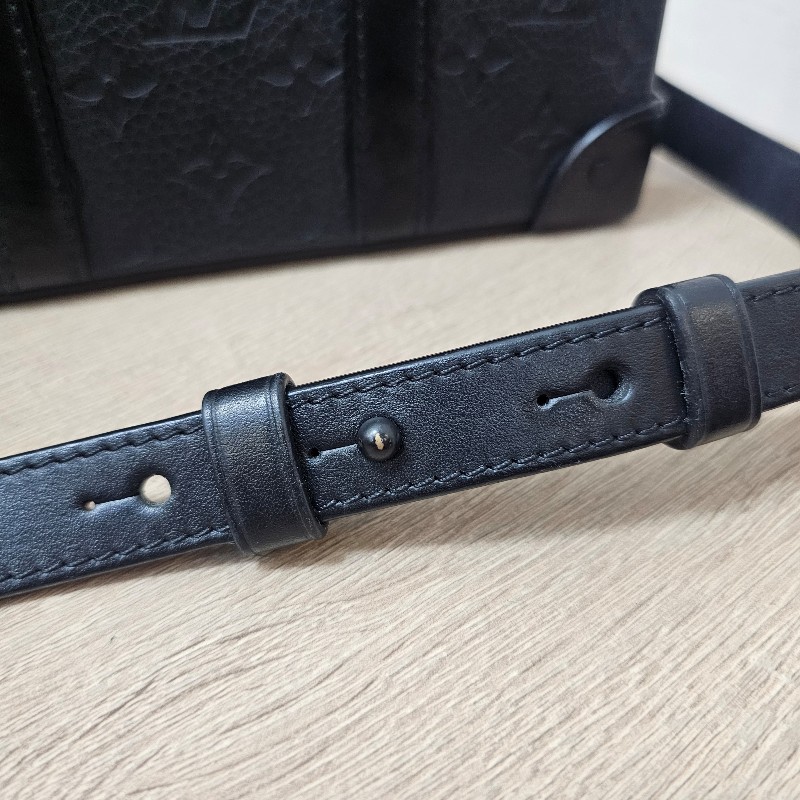 [甜價出❣️] LV黑壓紋SoftTrunk黑釦斜背包-11