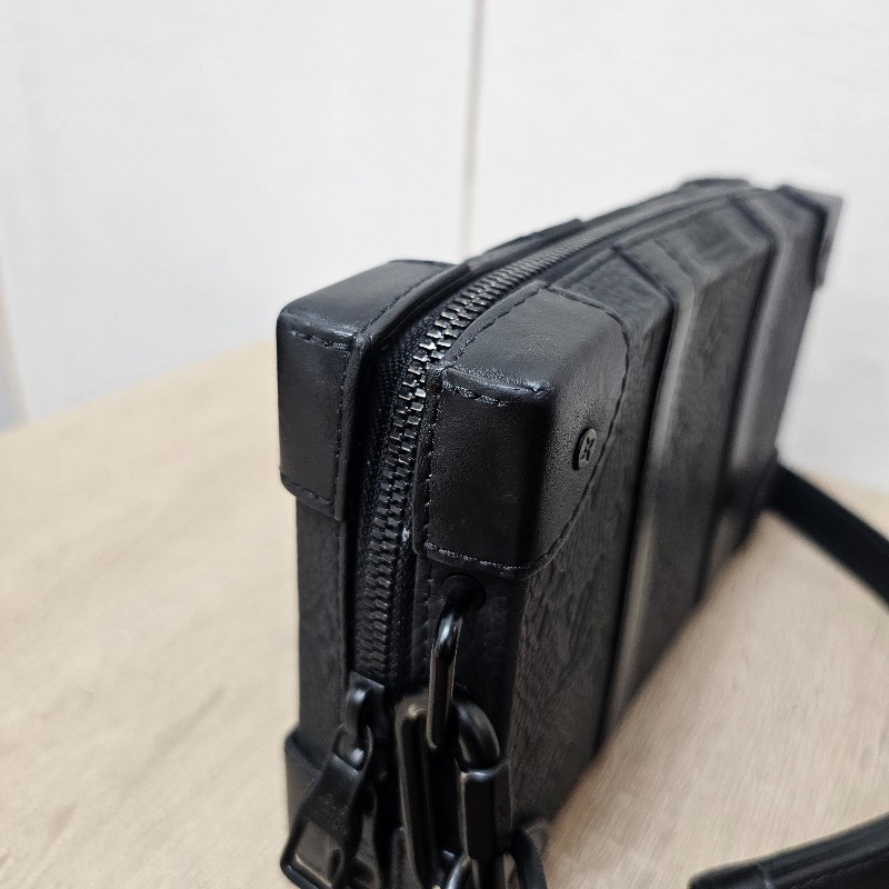 [甜價出❣️] LV黑壓紋SoftTrunk黑釦斜背包-13