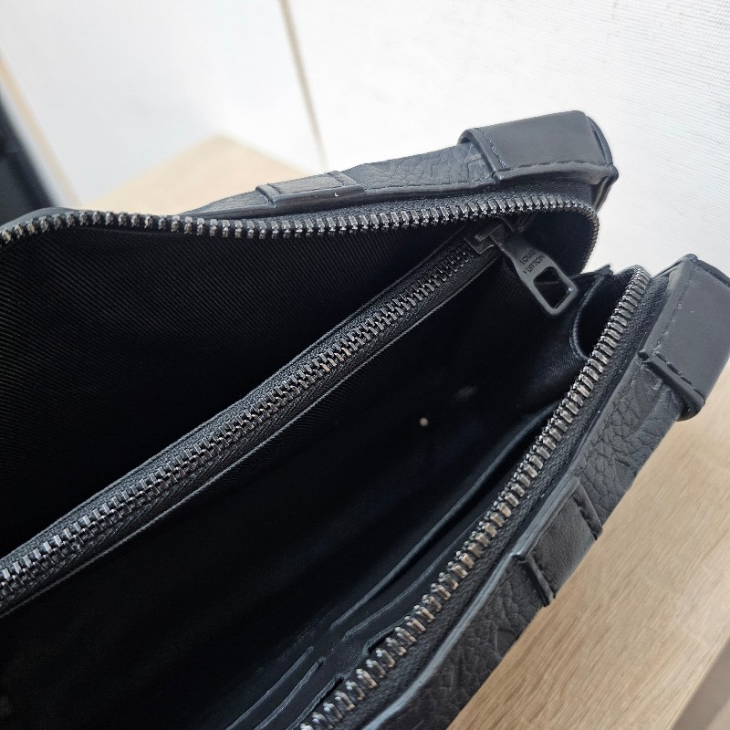 [甜價出❣️] LV黑壓紋SoftTrunk黑釦斜背包-16