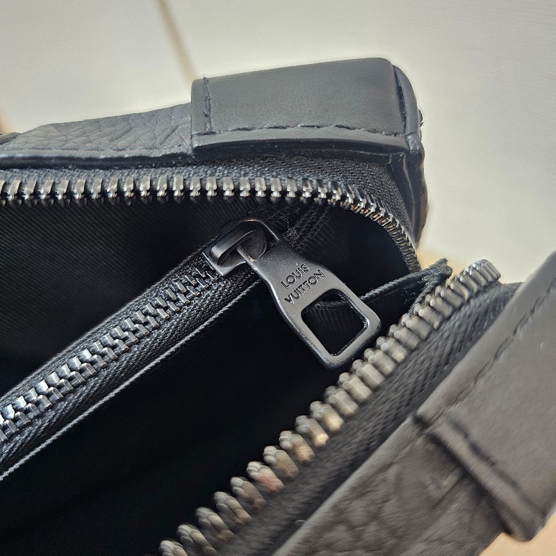 [甜價出❣️] LV黑壓紋SoftTrunk黑釦斜背包-17