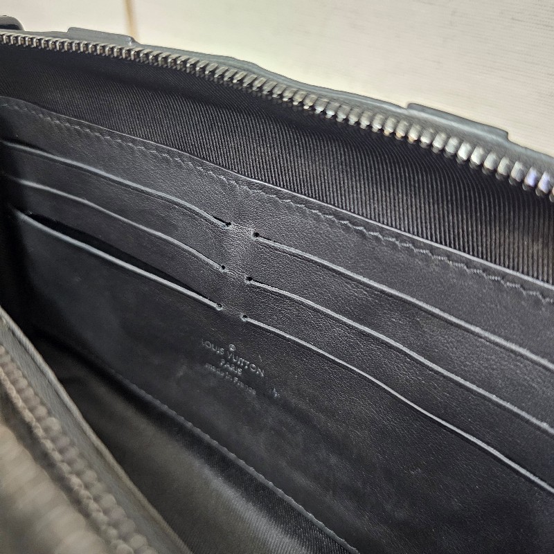 [甜價出❣️] LV黑壓紋SoftTrunk黑釦斜背包-18