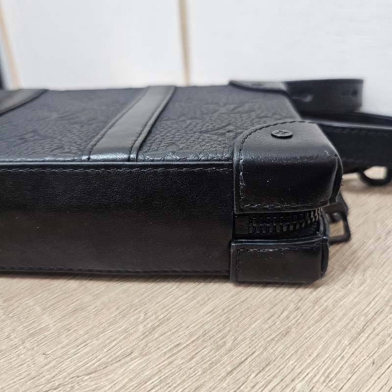 [甜價出❣️] LV黑壓紋SoftTrunk黑釦斜背包-21