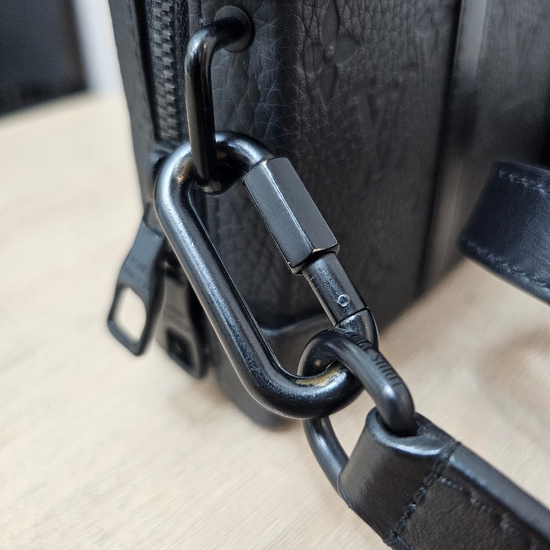 [甜價出❣️] LV黑壓紋SoftTrunk黑釦斜背包-23