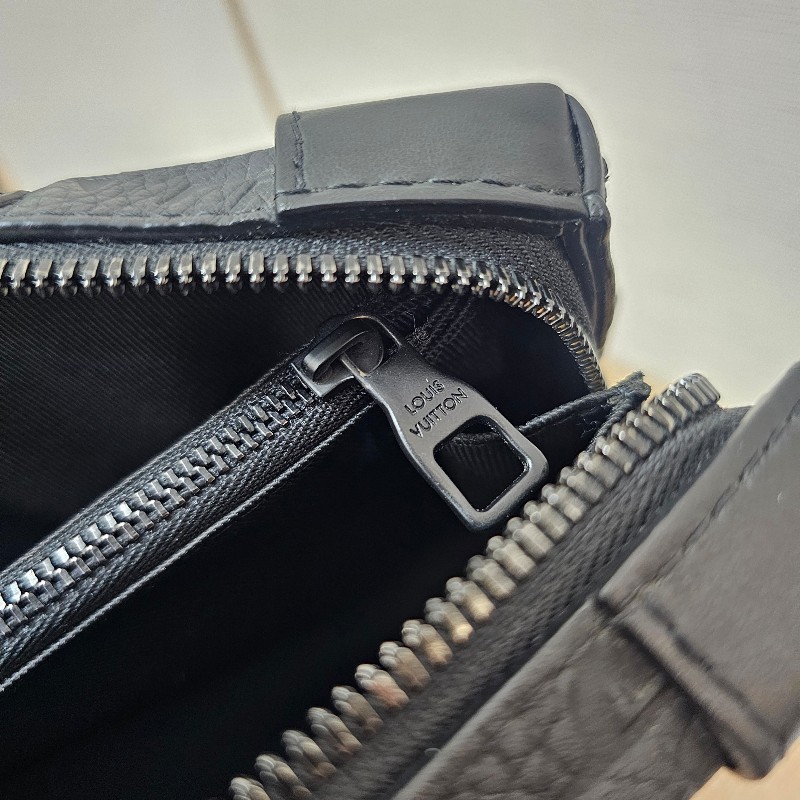 [甜價出❣️] LV黑壓紋SoftTrunk黑釦斜背包-30