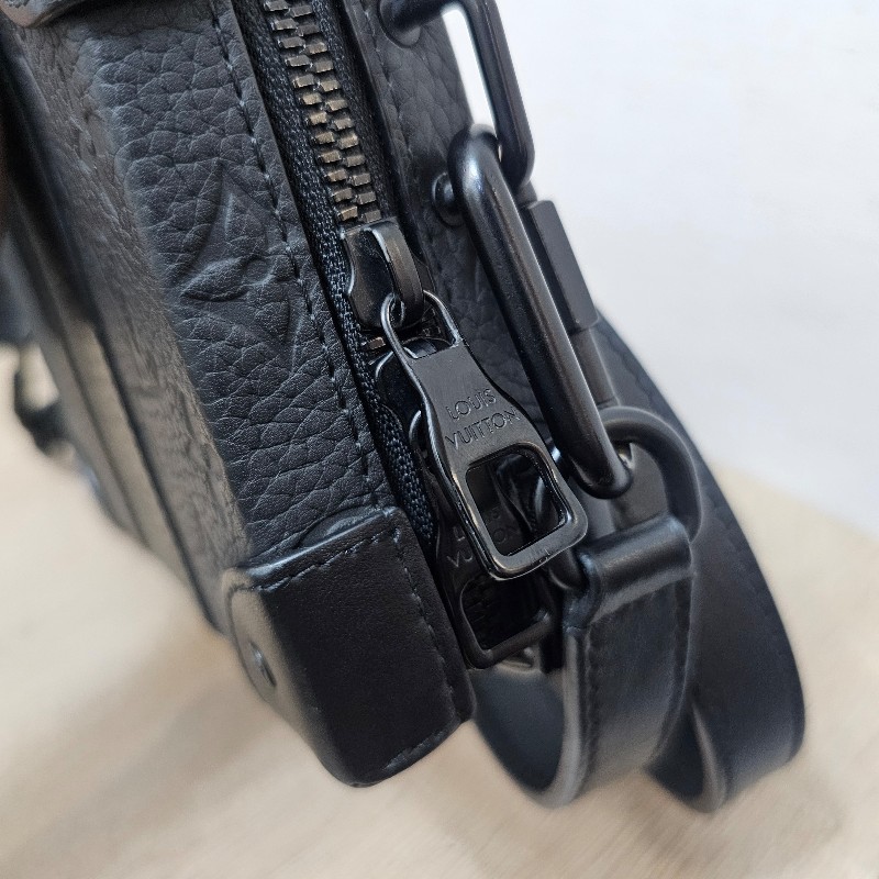 [甜價出❣️] LV黑壓紋SoftTrunk黑釦斜背包-33