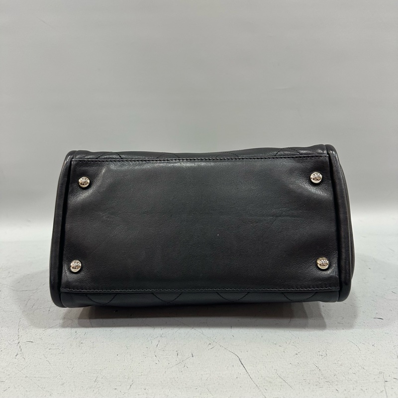 Chanel 黑皮金釦雙c手提包-4