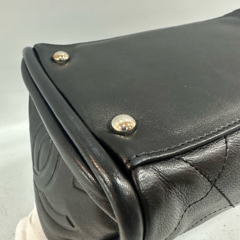 Chanel 黑皮金釦雙c手提包-5