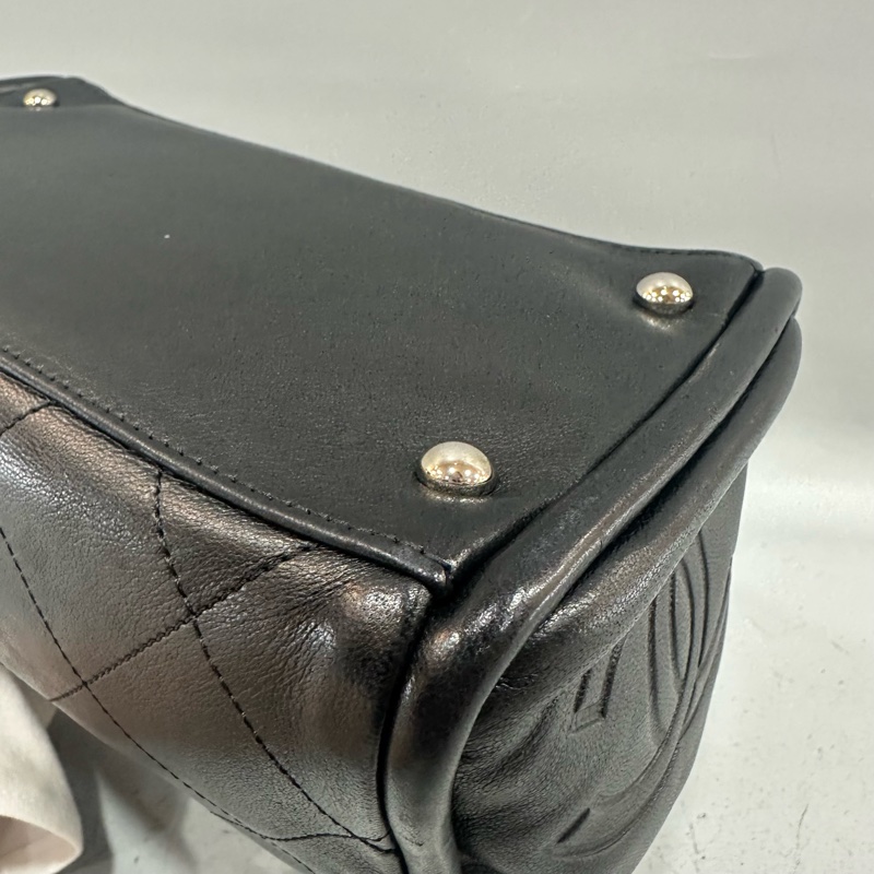 Chanel 黑皮金釦雙c手提包-6