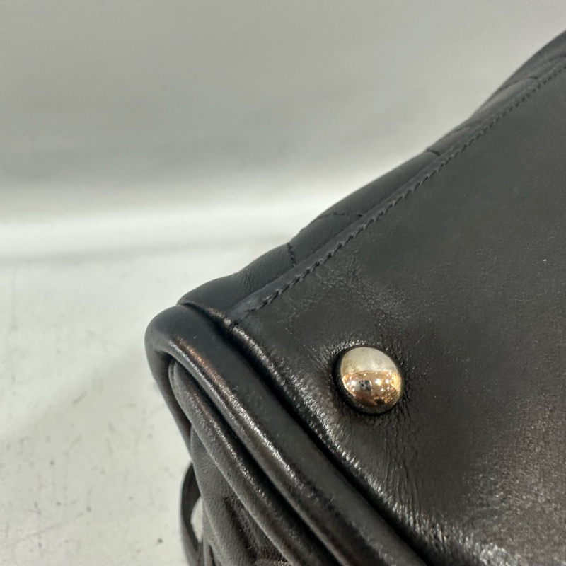 Chanel 黑皮金釦雙c手提包-8