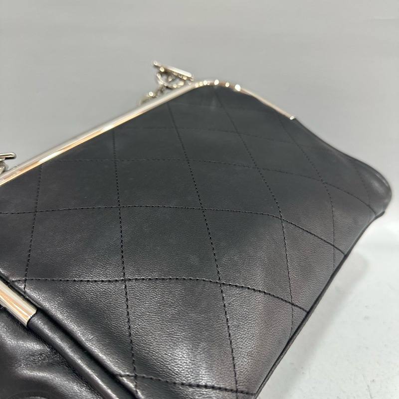 Chanel 黑皮金釦雙c手提包-12