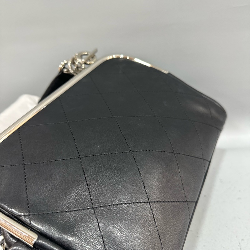 Chanel 黑皮金釦雙c手提包-13