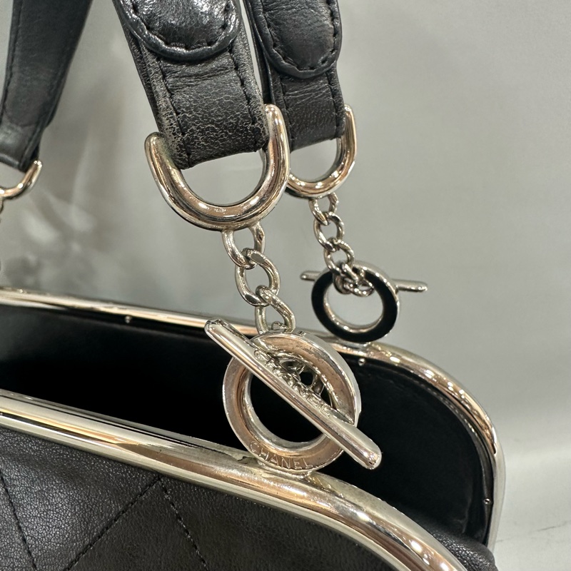 Chanel 黑皮金釦雙c手提包-15